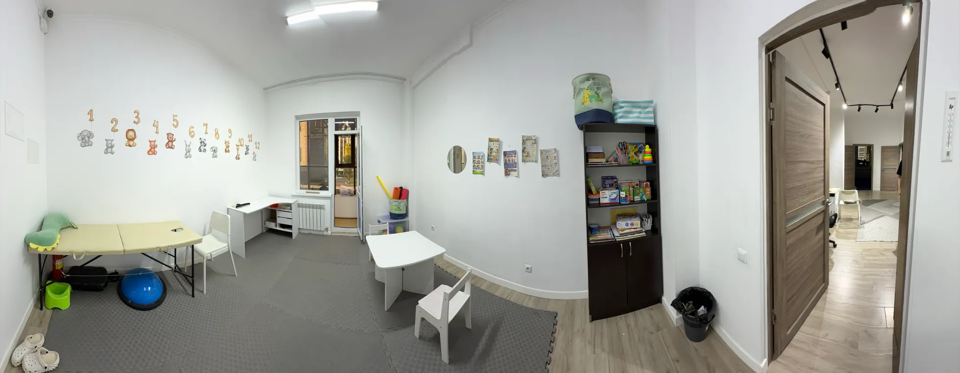Кабинет для занятий: парта, зеркало и стеллаж с пособиями